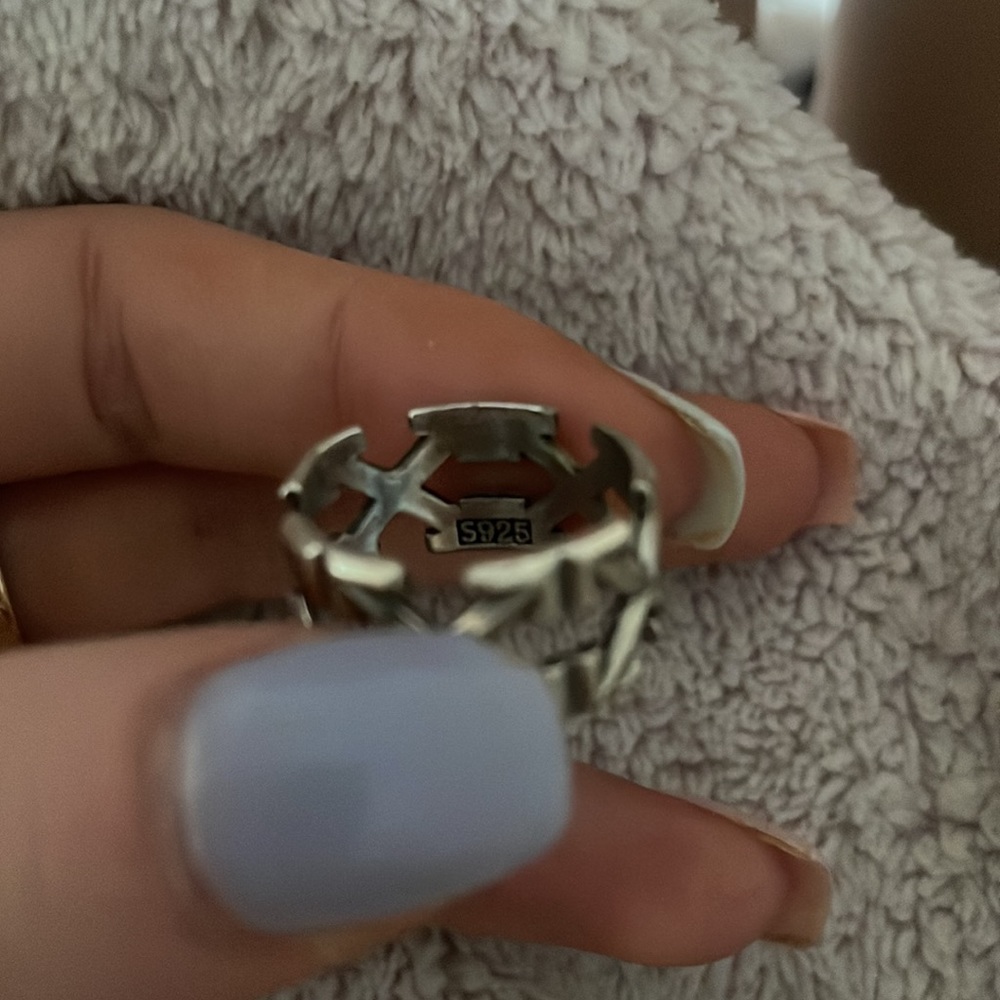 - Off white ring - Picture 3 of 3